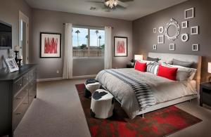 दब्बू जुनून: शानदार लाल और भूरे बेडरूम